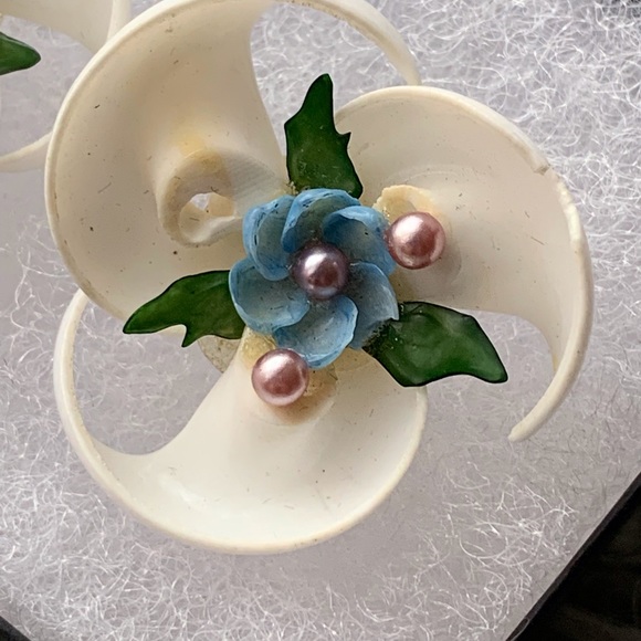 Vintage Shell Earrings - Picture 4 of 7